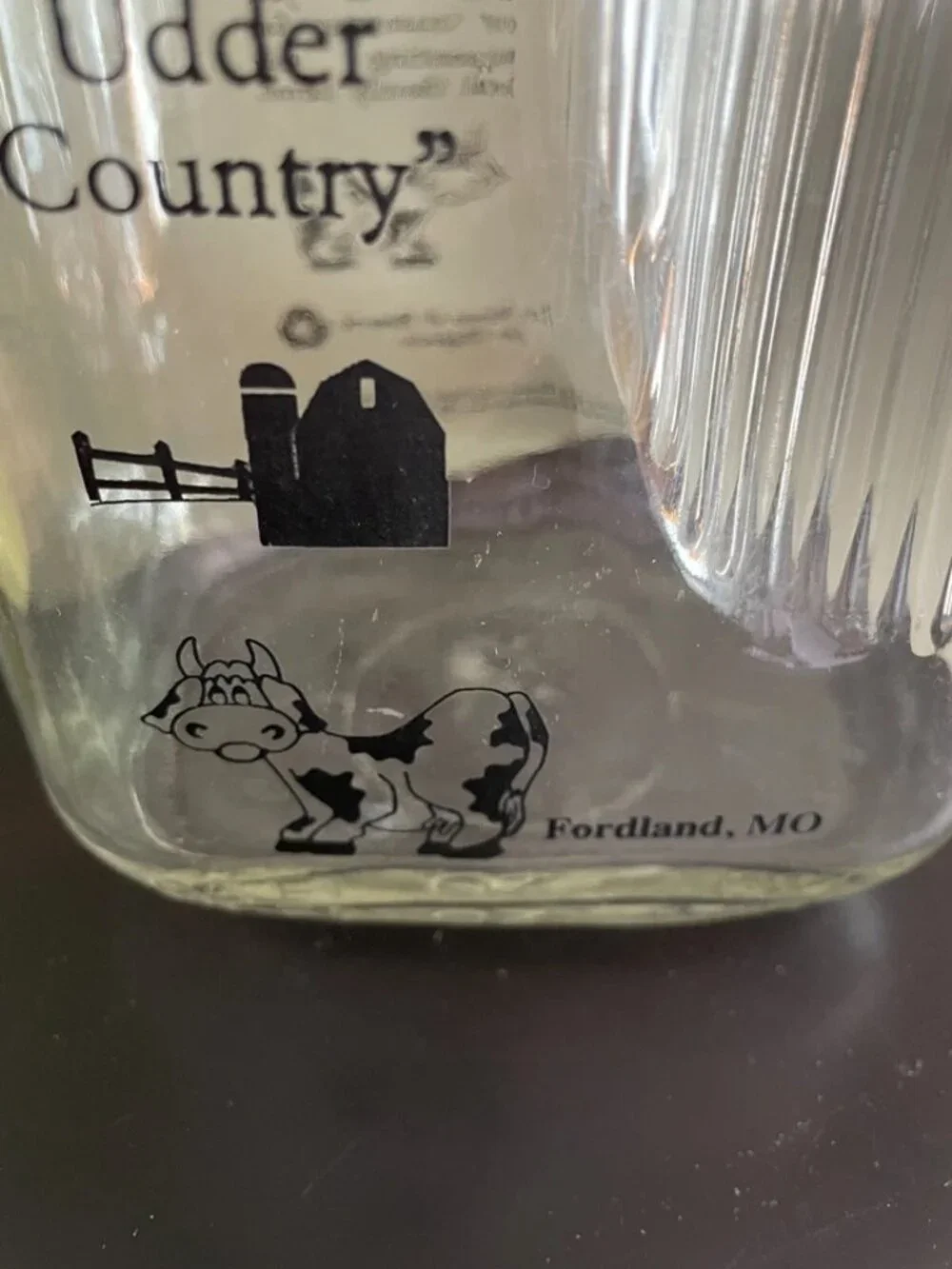 MEMORY LANE DAIRY FORDLAND MO. 64 oz. MOCHA GLASS MILK BOTTLE GOLD LID
